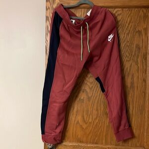 Men’s light burgundy, taper, sweatpants size large with tags